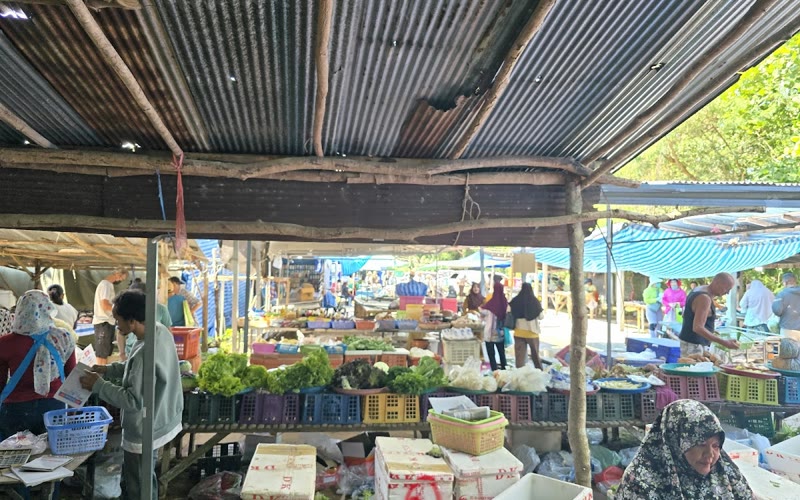 Monday Klong Dao Fresh Market